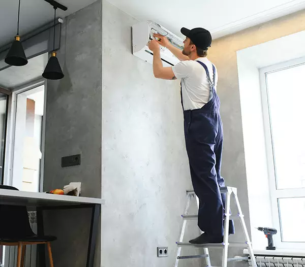 Artisan installant une climatisation à Vence
