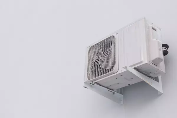 PAC air/air Bosch à Saint‑Laurent‑du‑Var — groupe extérieur sur silent‑blocs